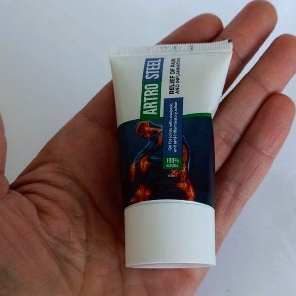 Tubo bianco e blu di Artro Steel da 50 ml sul palmo della mano