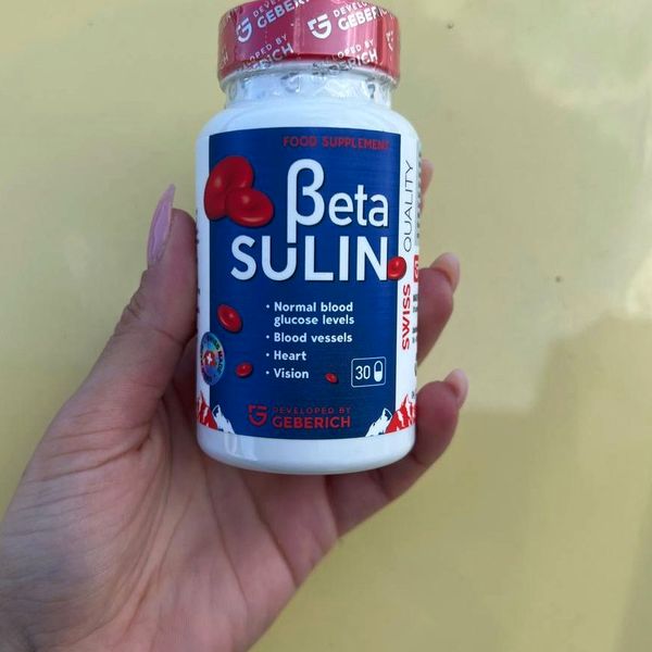 Flacone di Betasulin con tappo rosso tenuto in mano