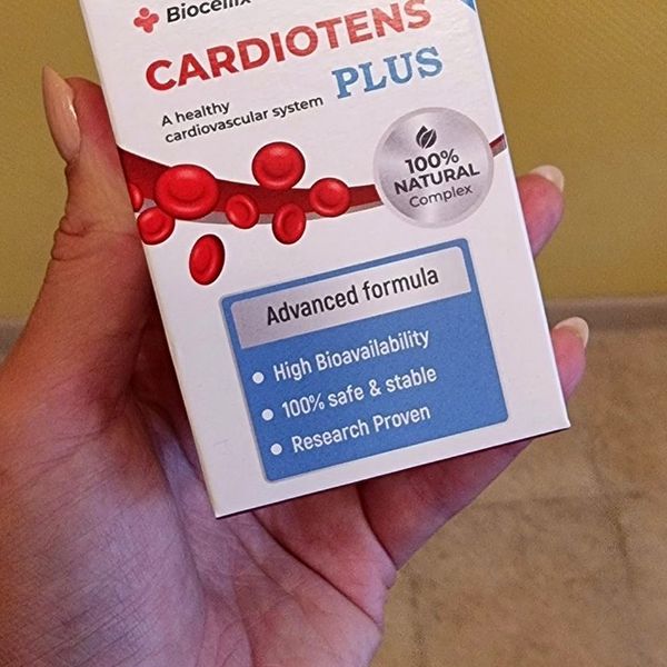 Scatola di Cardiotens Plus tenuta in mano, con le gocce rosse in etichetta