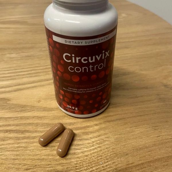 Flacone rosso scuro di Circuvix Control con capsule accanto