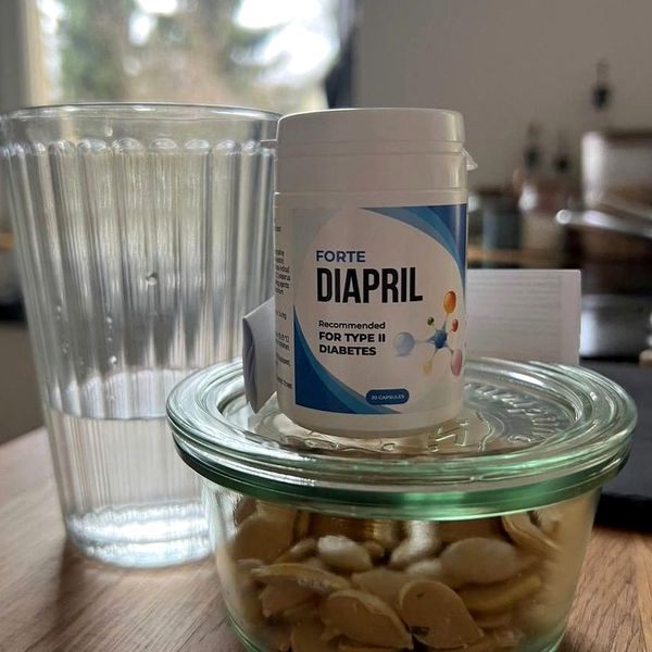 Barattolo bianco di Diapril appoggiato su una ciotola di frutta secca