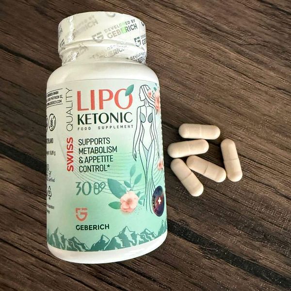 Flacone bianco di Lipoketonic con capsule accanto, su un tavolo di legno