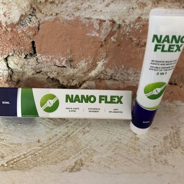 Tubo e scatola di Nano Flex da 50 ml appoggiati a un muro di mattoni