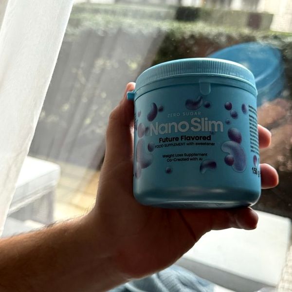Barattolo azzurro di Nano Slim tenuto in mano