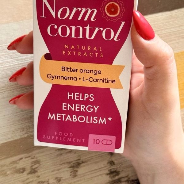 Scatola bianca e fucsia di Norm Control tenuta in mano