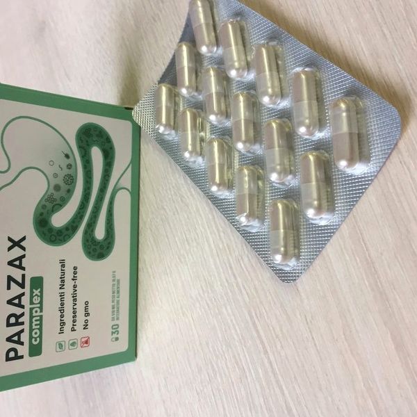 Scatola verde di Parazax Complex accanto al blister di capsule