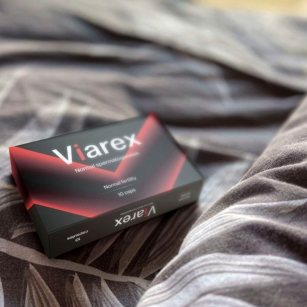 Scatola nera e rossa di Viarex da 10 capsule appoggiata su un tessuto